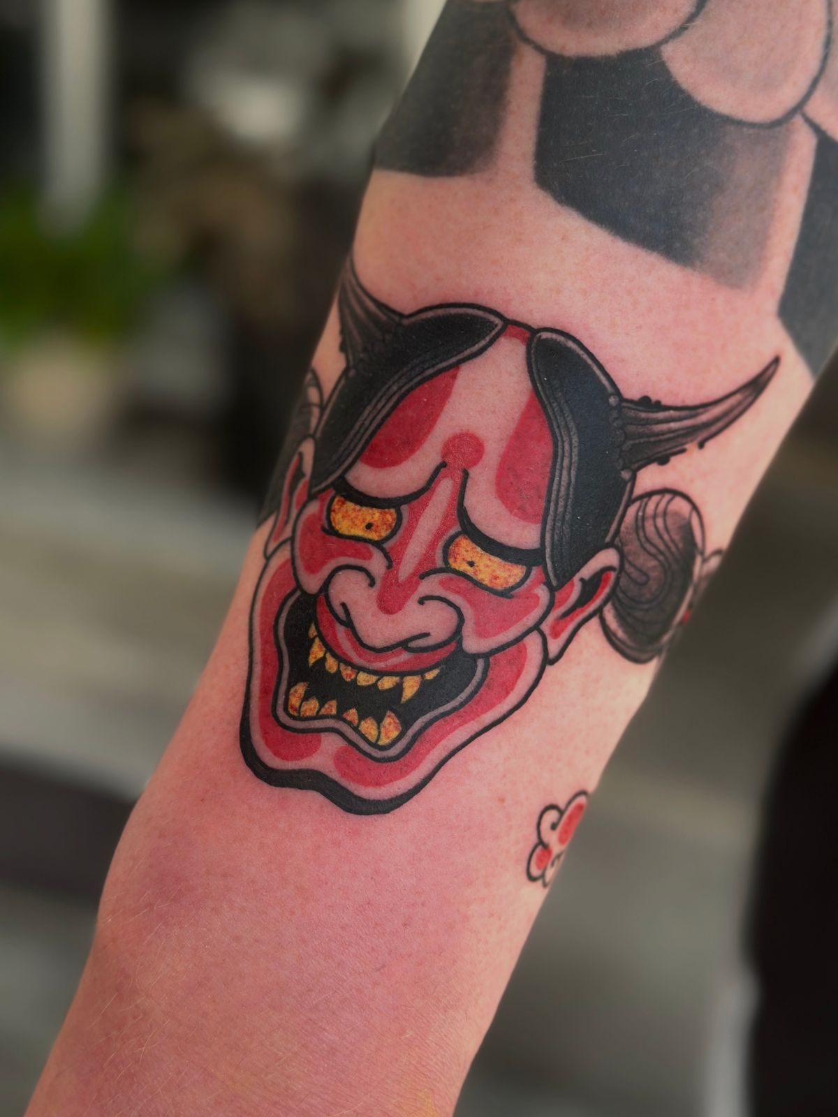 Czerwona maska hannya na przedramieniu, traditional