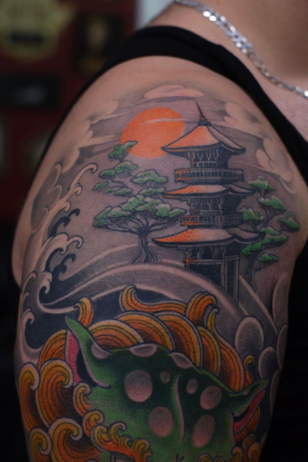 Pagoda o zachodzie słońca i lew shishi na ramieniu